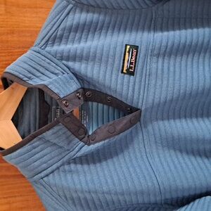 1/4 snap-up L.L. Bean pullover. Color is more of a faded teal. No signs of wear.
